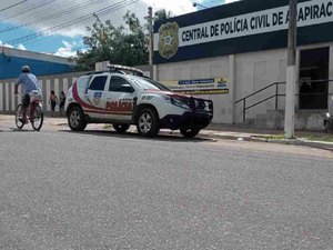 Loja é invadida e furtada no Centro de Arapiraca; suspeito é levado à delegacia