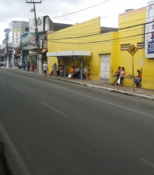 Pais de alunos são multados na faixa azul em Arapiraca