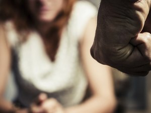 Homem é preso acusado de ameaçar esposa e mantê-la em cárcere privado