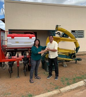 [Vídeo ] Vereadora entrega equipamentos agrícolas na Associação da Vila Aparecida