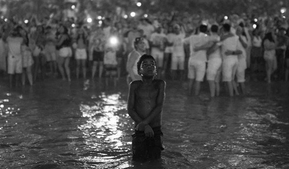 Fotógrafo encontra menino de foto que viralizou no réveillon do Rio