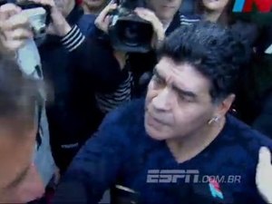 Maradona se irrita e dá tapa na cara de jornalista na Argentina