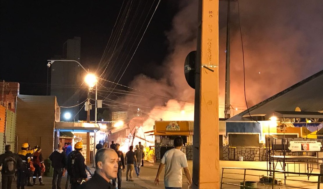 [Vídeo] Incêndio no Parque do Povo cancela shows e suspende São João de Campina Grande 
