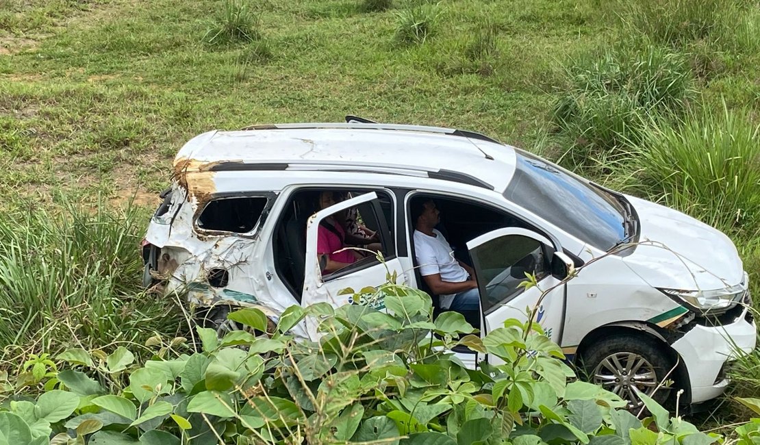 Carro da Prefeitura capota, cai em ribanceira e deixa três feridos ﻿na AL-201