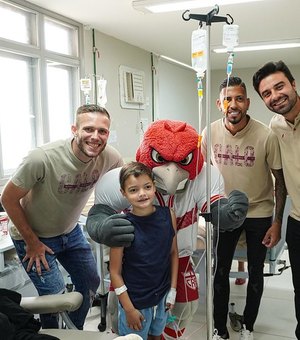 Jogadores do CRB visitam pacientes da oncologia pediátrica da Santa Casa de Maceió