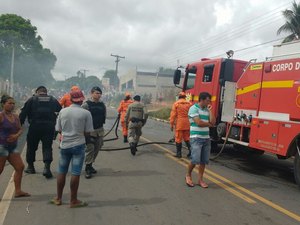Populares que invadiram casas de loteamento protestam contra reintegração de posse