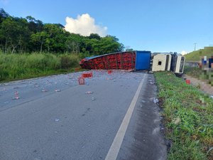 Motorista que tombou carreta na BR-101 estava embriagado, diz PRF