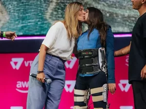 Laís Souza fica em pé em evento e homenageia pesquisadora Tatiana Sampaio