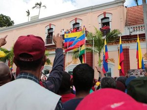 Maduro faz discurso da janela do palácio e diz que se manterá no poder
