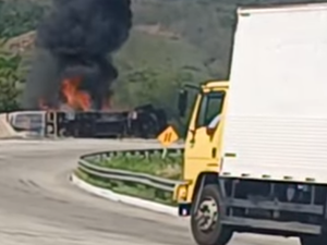 [Vídeo] Caminhão-tanque com diesel pega fogo após tombar na BR-101, em Alagoas