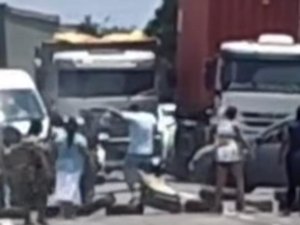 Moradores bloqueiam BR-104 por causa da falta d’água em Rio Largo