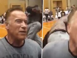 [Vídeo] Arnold Schwarzenegger é acertado com chute pelas costas em evento na África do Sul