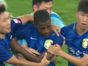 Pelo campeonato Chinês. brasileiro Ramires é expulso e fica revoltado