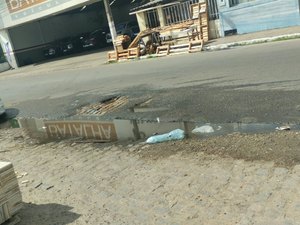 Comerciante denuncia vazamento de água há quase dois anos em Arapiraca