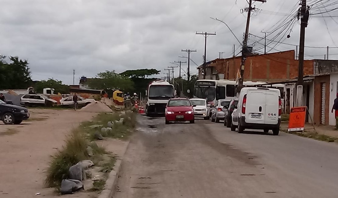 Obra de saneamento atrapalha tráfego no Benedito Bentes