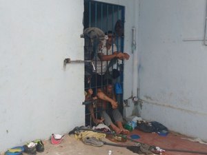 Central de Polícia volta a ficar superlotada e presos são mantidos na recepção