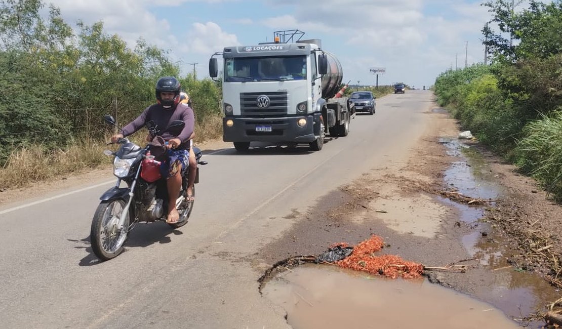 Cratera na AL-115 causa transtornos no trânsito próximo ao Brisa do Lago, em Arapiraca