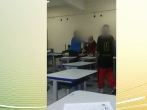 Polícia apreende 8 alunos por arremessarem livros em professora e jogarem carteiras em Carapicuíba