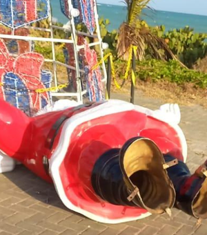 'Papai Noel' de 1,5 metros de decoração natalina é vandalizado, em Maceió