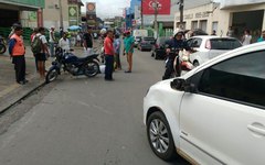 Mototaxista não respeita sinalização de trânsito e provoca acidente