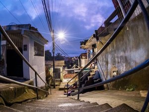 Homem embriagado joga móveis contra policiais ao ser preso por violência doméstica