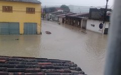Na Santa Lucia, casas e pontos comerciais foram invadidos pela água