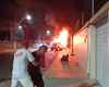 [Vídeo] Carro pega fogo após colidir contra muro de residência em Penedo