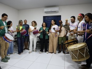 Ritmo do maracatu Baque Alagoano e sarau de poesias marcam último encontro de 2025 do Expresso Leitura