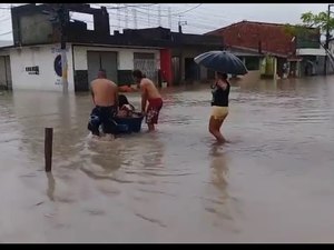 [VÍDEO] Populares são flagrados transportando mulher em caixa d'água