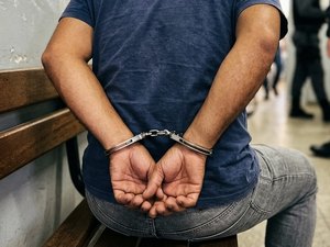 Mulher denuncia companheiro por ameaça com faca e homem acaba preso em Arapiraca