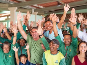 Prefeito anuncia reajuste e antecipa salário dos servidores da limpeza de Maragogi