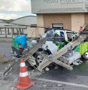 [Vídeo] Carro colide em poste de alta tensão e provoca interdição da AL 110, próximo ao trevo Padre Jeferson