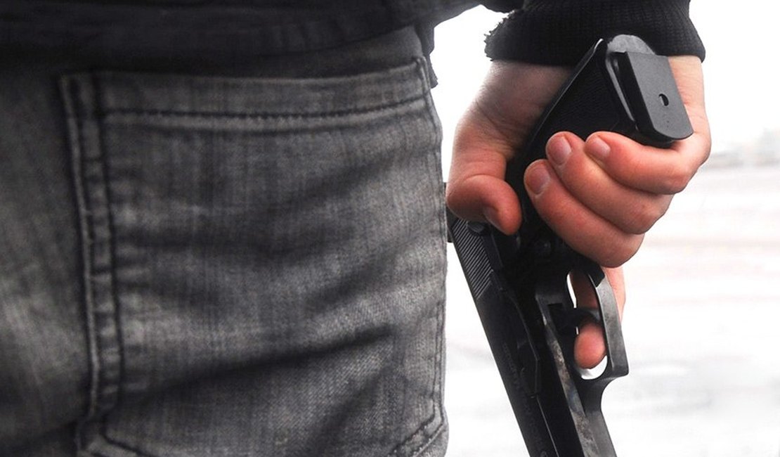 Polícia prende indivíduos por porte ilegal de arma de fogo no conjunto Brivaldo Medeiros