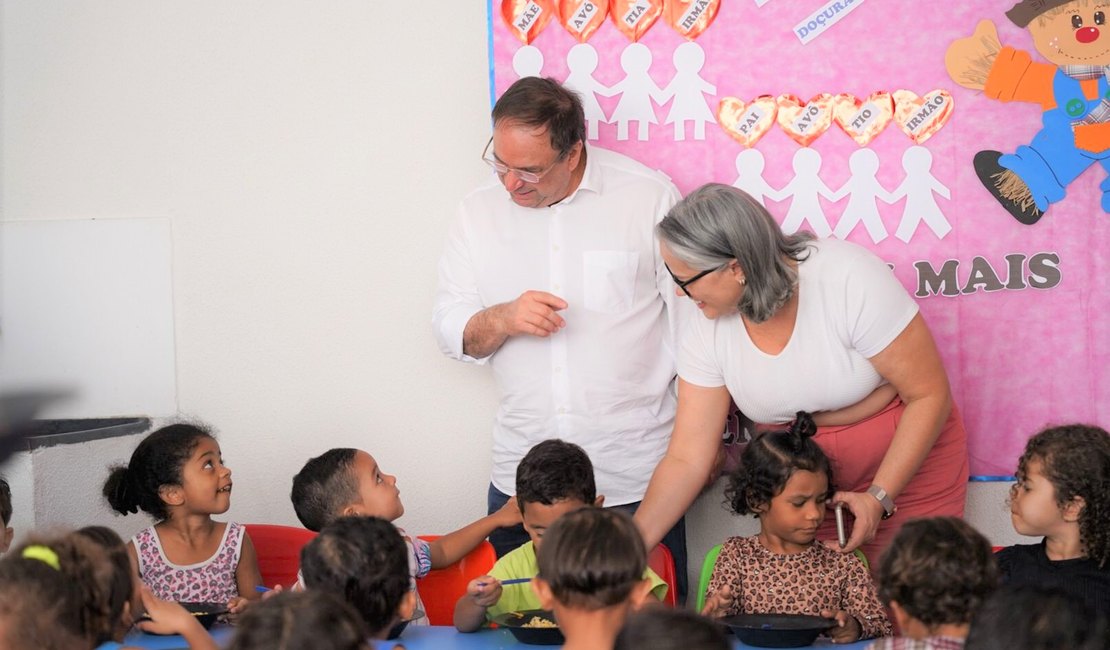 Prefeito Luciano Barbosa visita creche reformada e ampliada no Manoel Teles