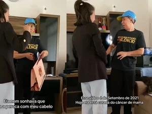 Jovem comove ao cortar cabelo e fazer peruca para madrinha com câncer