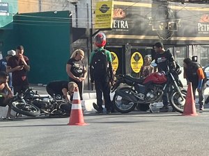 Colisão entre duas motocicletas deixa feridos no bairro da Pajuçara, em Maceió