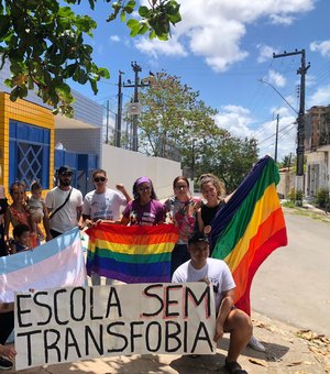 Estudantes vítimas de transfobia protestam em frente a escola no Benedito Bentes