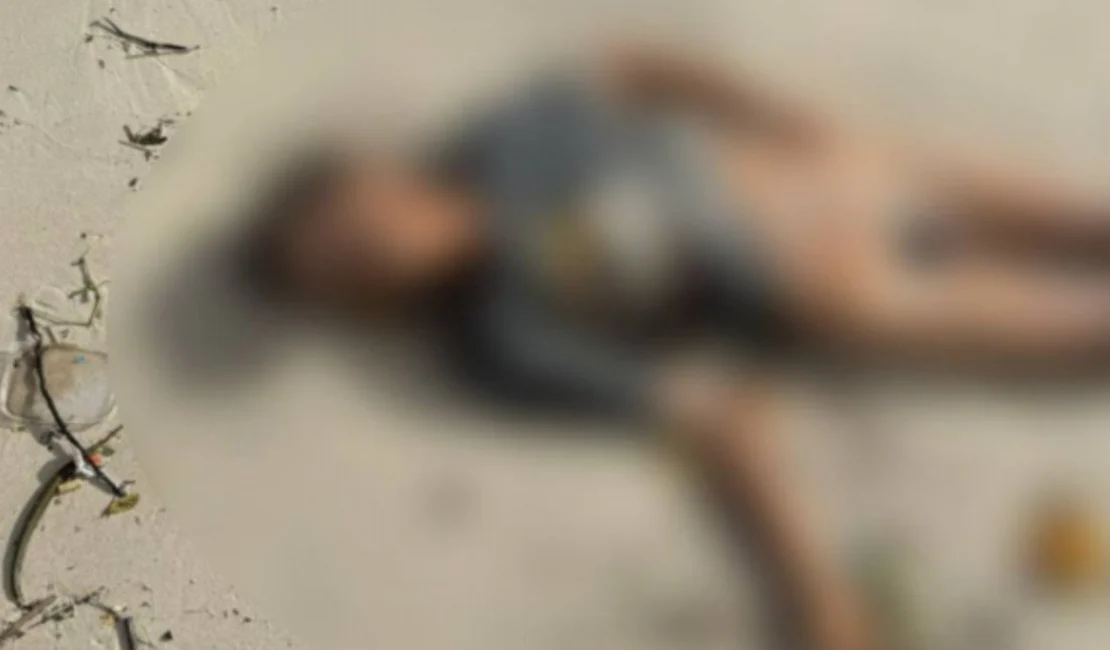 Homem com marcas de esfaqueamento é encontrado morto na areia da Praia da Avenida, em Maceió