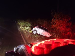 Condutor bate carro em poste de energia em Maragogi