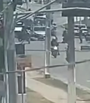 Totem da SSP flagra momento em que carro invade pista e arremessa motociclista em Maceió