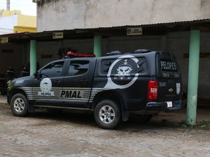 Polícia prende jovem e detém adolescente acusados de tráfico de drogas