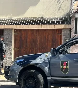 Idoso suspeito de manter esposa em cárcere privado é solto após audiência de custódia em Maceió