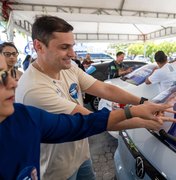 Campanha de Alexandre Ayres ganha as ruas com grande adesivaço em Maceió