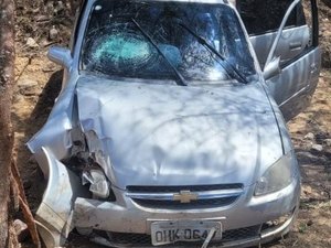 Veículo é encontrado em ribanceira após acidente