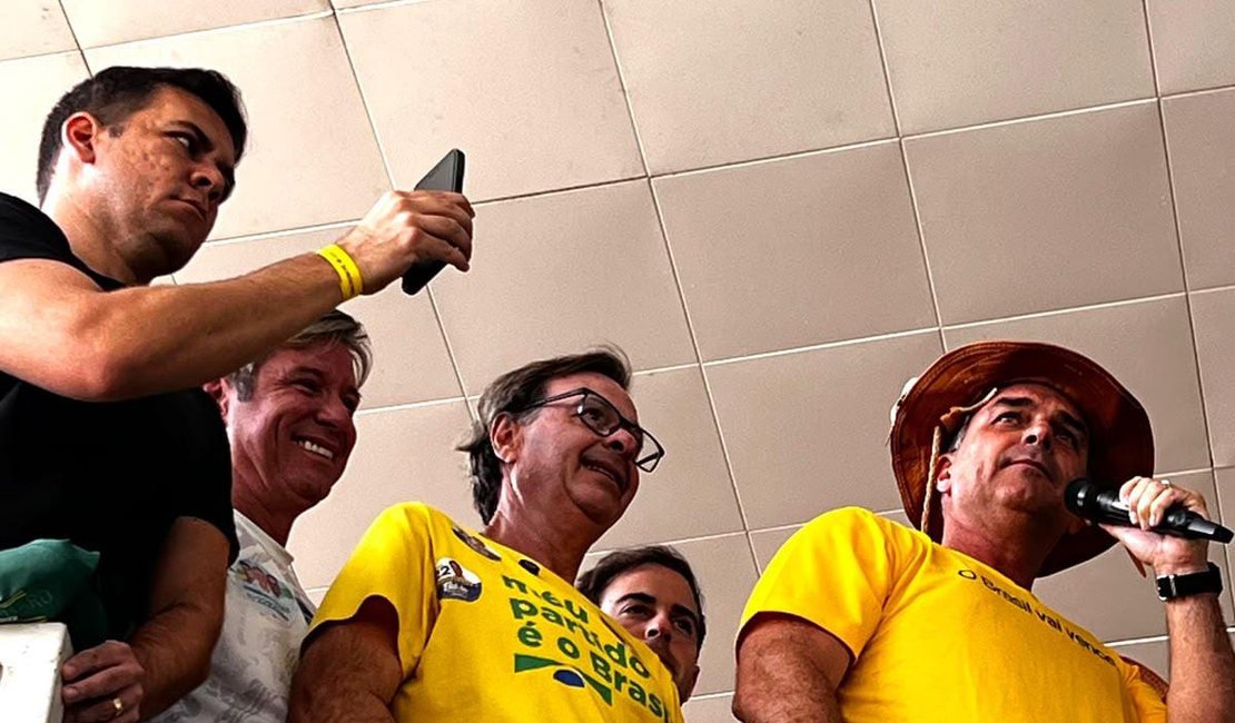 Cabo Bebeto recepciona Flávio Bolsonaro e Alfredo Gaspar em visita a Maceió