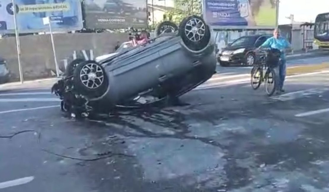 Carro perde controle, colide contra semáforo e capota no bairro de Cruz das Almas
