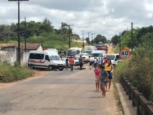 [Vídeos] Transportadores complementares fecham rodovias no Agreste de Alagoas