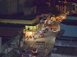 Condutor embriagado bate no muro de residência em Arapiraca