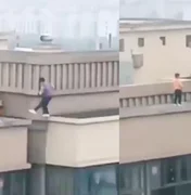 Menino é filmado saltando em vão de prédios de 27 andares na China; veja