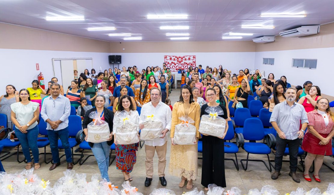 Prefeito Luciano comemora entrega de 300 enxovais já este ano às mães arapiraquenses